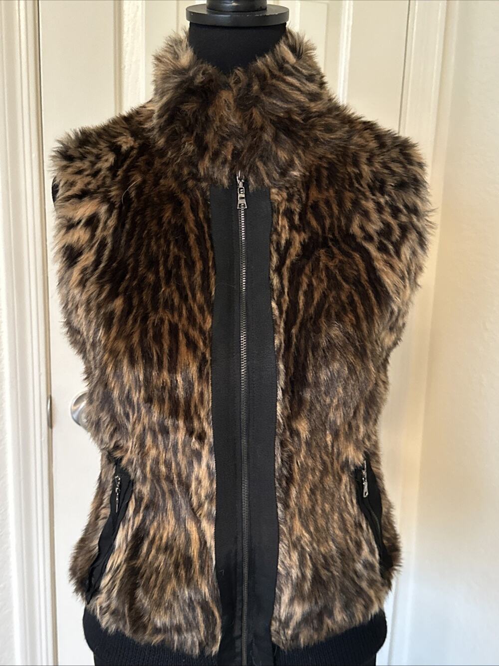Tahari Leopard Print Faux Fur 2 Pocket Zip Front Sleeveless Vest NWOT Petite